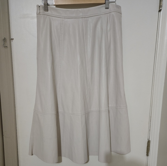 Banana Republic, vegan leather Cream color midi Skirt, size 8 - Picture 4 of 8